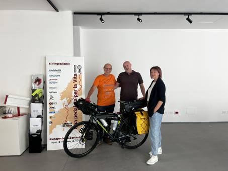“Creo que estoy un poco loco” Edilteco apoya el viaje en bicicleta de Enrico Monari hasta Cabo Norte