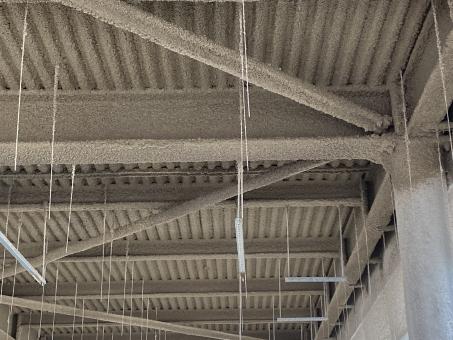 Edificio con estructura metálica