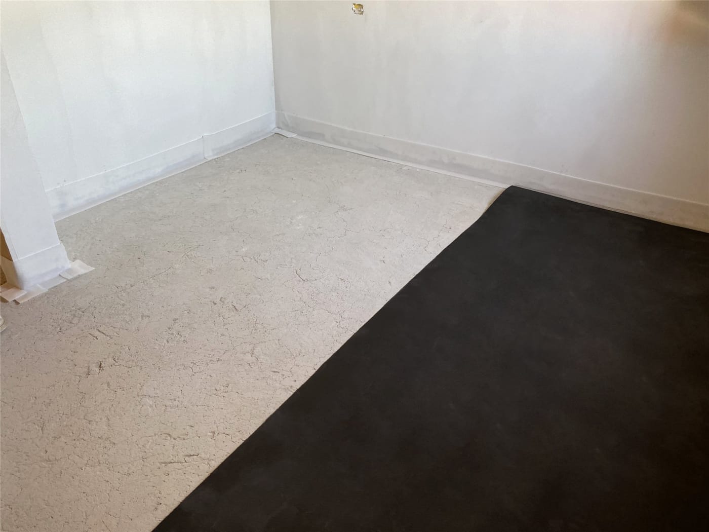 Colocación de una lámina de aislamiento al ruido de impacto dBred