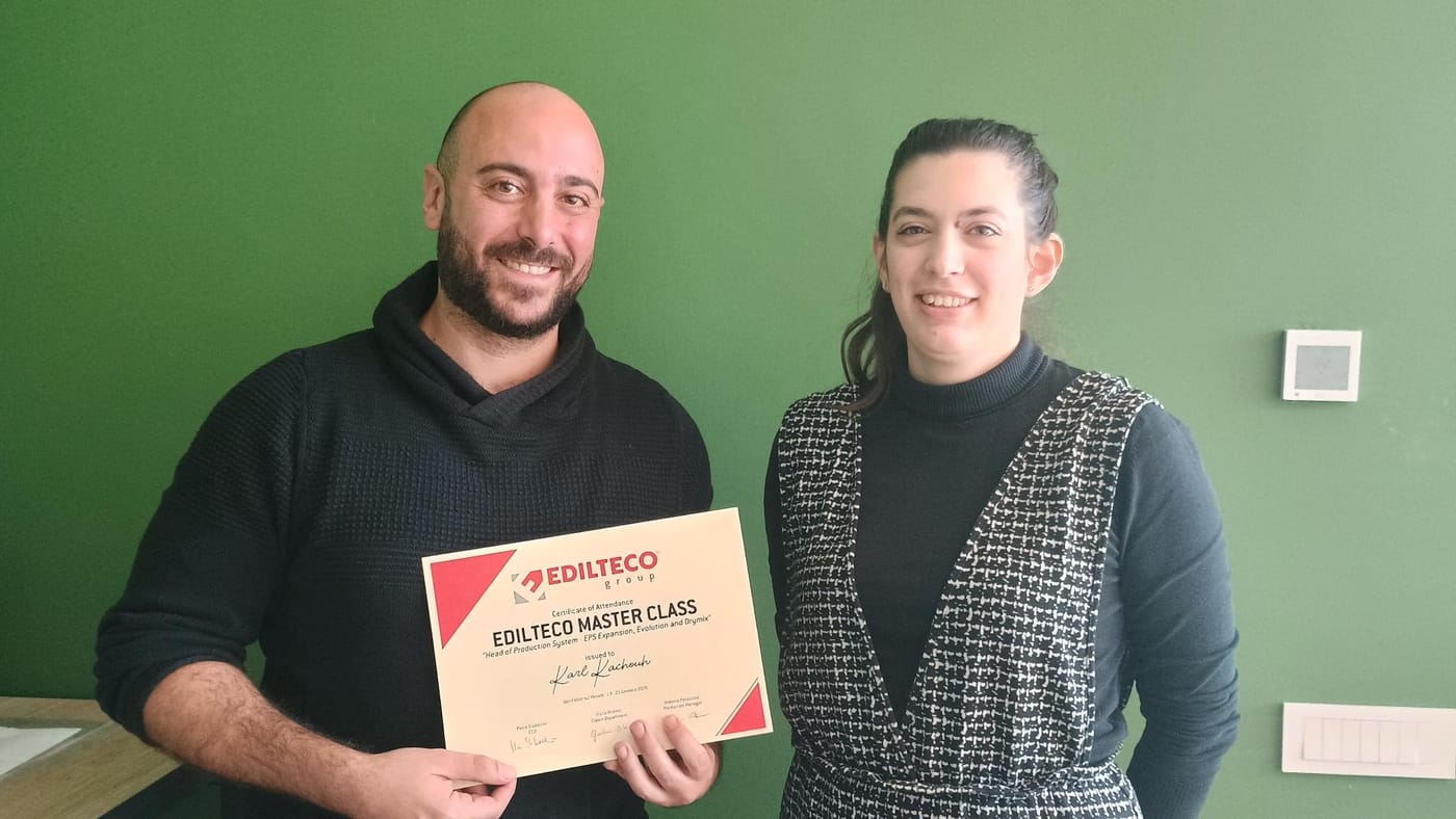 El equipo de Edilteco Kuwait con el certificado Edilteco
